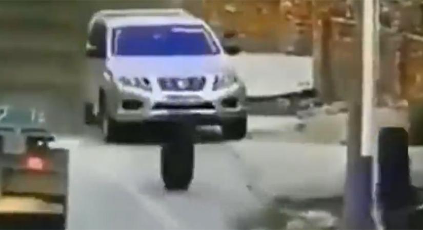 Eltalálta egy elszabadult kerék a kocsiját, rögtön utána jött a kegyetlen második csapás is - videó