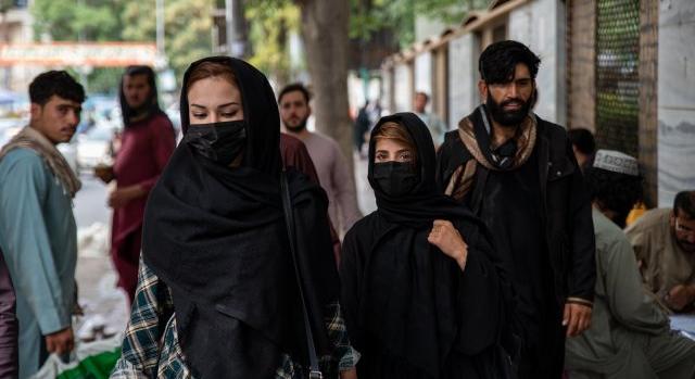 Verik, korábcsolják és házasságba kényszerítik az afgán kamaszlányokat, de ellenállnak