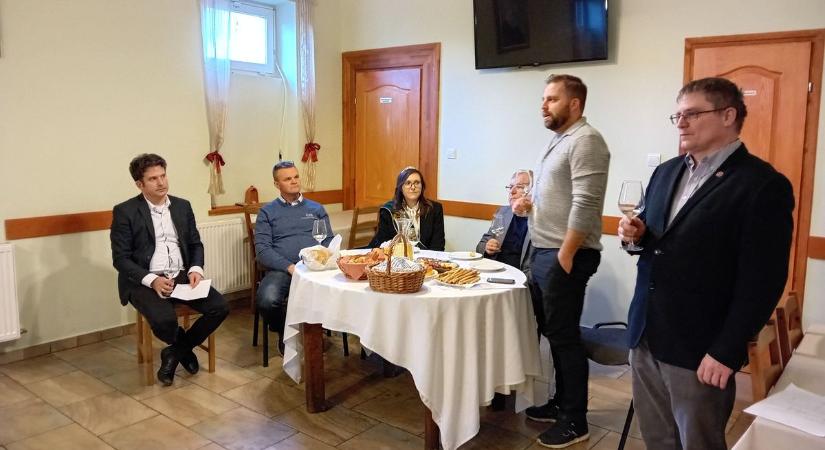 Hat település borait kóstolták meg szakértők bevonásával Fehérvárcsurgón