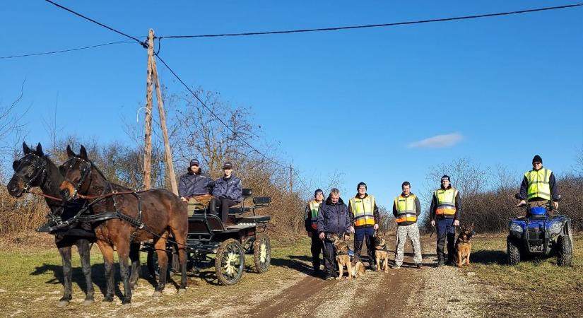 Hullottak a fatolvajok – kutyákkal, lóval, quaddal akcióztak a polgárőrök (fotók)