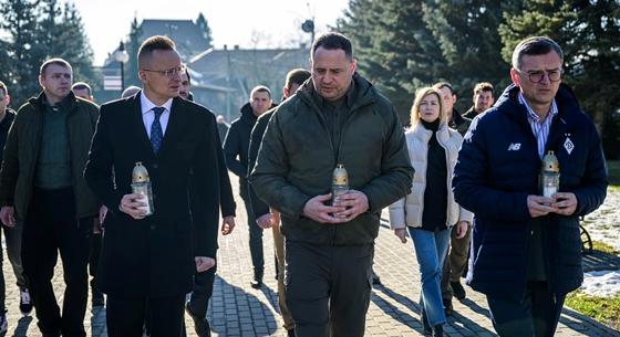 Érkezése után rögtön a temetőbe vitte Szijjártót az ukrán delegáció Ungváron