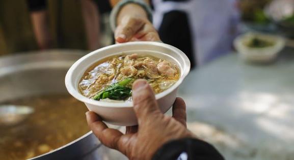 Nyugdíjasok és kisgyermekesek is járnak ételosztásra, nem csak hajléktalanok