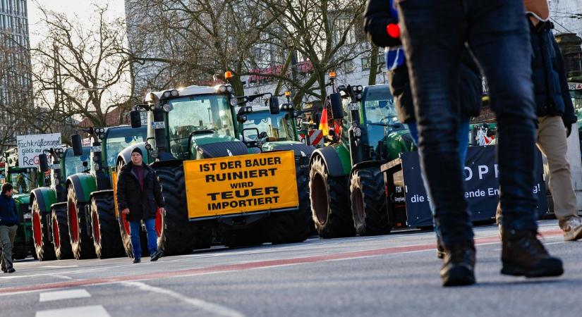 "Inkább csukjanak le, mint hogy elmenjünk innen!" - traktoros tüntetők foglalták el a hamburgi kikötőt