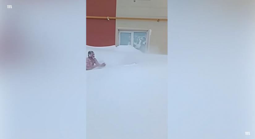 Ennyi hó csak a mesében van, és ezen a videón, ami a Szahalin-szigetet mindentől elzáró ciklon alkalmából készítettek