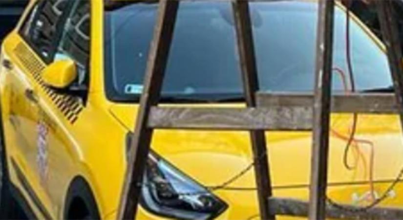 Nem volt szégyellős, pofátlanul kisajátított egy parkolót egy belvárosi villanyautós taxis - fotók