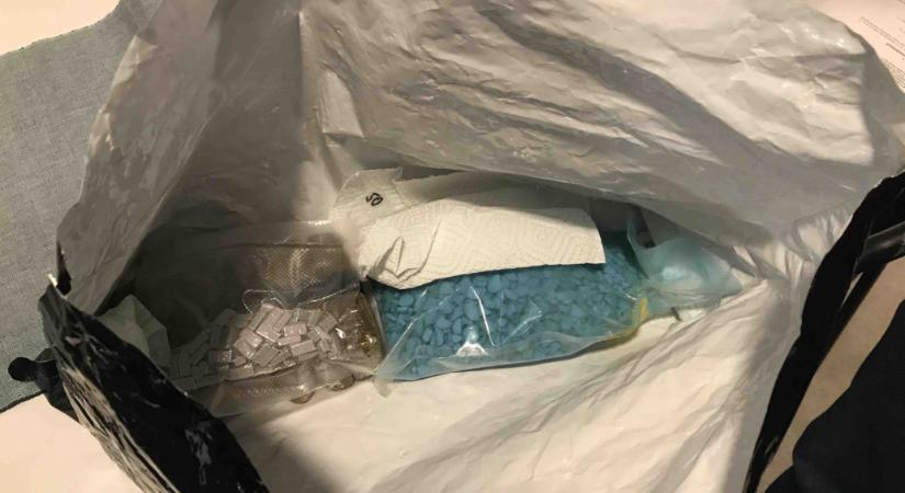 Ecstasykat, kokaint, marihuánát is találtak a rendőrök hat kábítószer-kereskedőnél