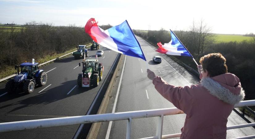 Útlezárásokkal és traktorokkal tiltakoznak a gazdák Nyugat-Európában
