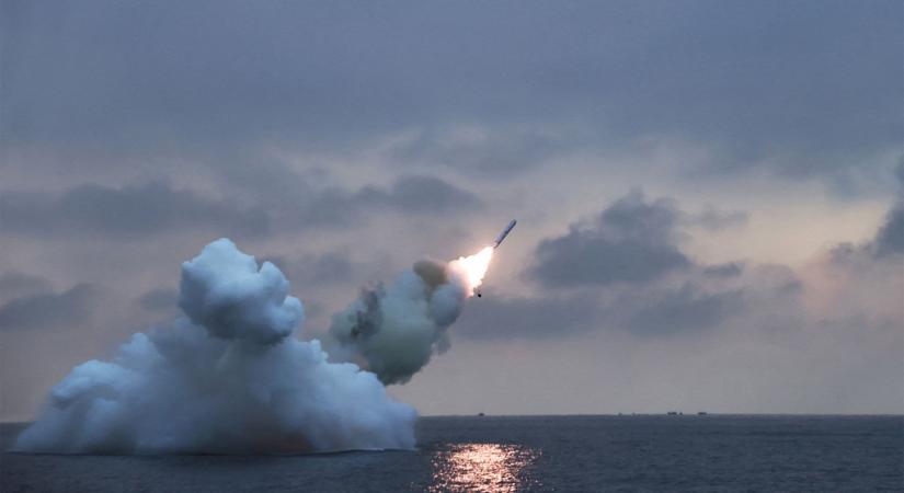 Egyre nagyobb a baj: atomháborús fegyvereket tesztelt Kim Dzsongun
