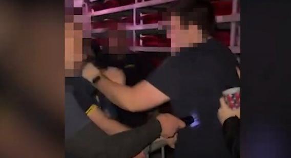 Videón: sokkolóval esett neki a Krúbi-koncerten a biztonsági őr egy rajongónak