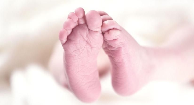 Megszakad a szív: egy halott újszülöttet találtak egy kocsma mosdójában