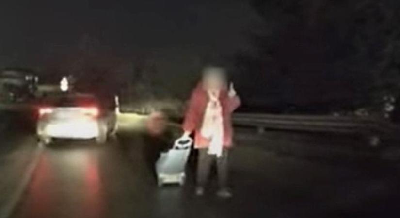 „Minden a gyalogosé” - forgalommal szemben sétált este a nagyi a 10-esen videó