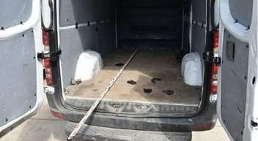 16 bangladesi migráns egy furgonban – fegyházbüntetést is kaphat a román sofőr