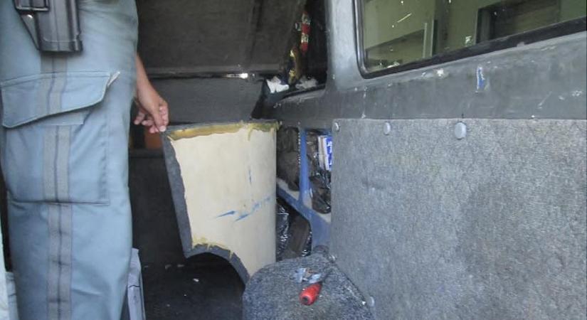 Lebukott a cigarettacsempész kamionsofőr a magyar határ közelében