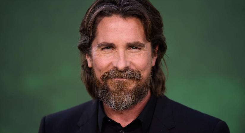 50 éves lett Hollywood kaméleonja, Christian Bale: őrült pszichopatától kezdve a csontsovány kokainfüggőig mindent eljátszott – Ezek voltak a legelképesztőbb átalakulásai
