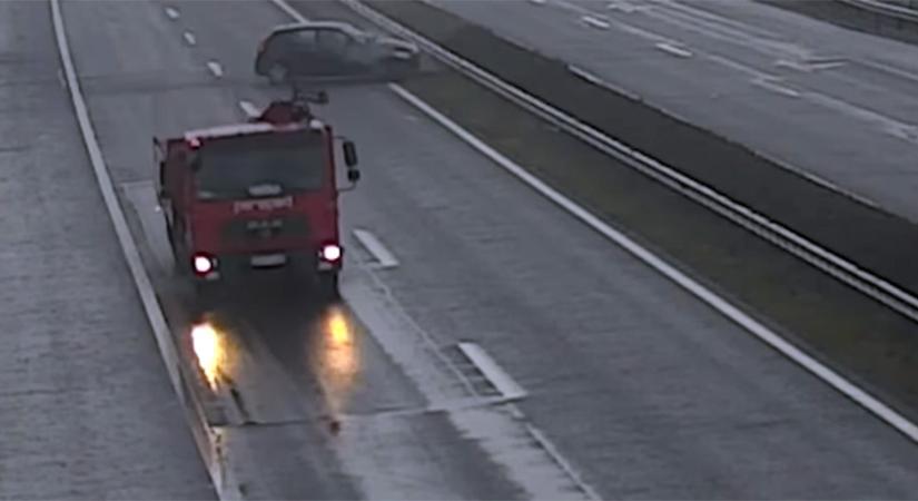 Egy autós meg akart előzni egy teherautót a kihalt M7-esen, erre sikerült nekimennie - videó
