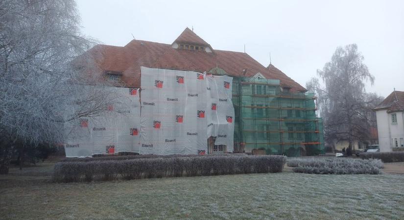 Új homlokzatot kap a patinás épület Putnokon