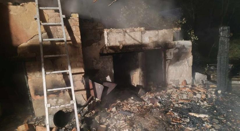 Húsfüstölő állt lángokban Jászapátin, egy gumiabroncsokkal teli épületre is átterjedt a tűz