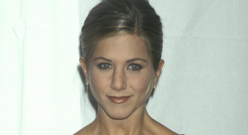 Jennifer Aniston a 2000-es évek elején is az egyszerű sikket választotta: minden, amit akkor viselt, ma is divatos