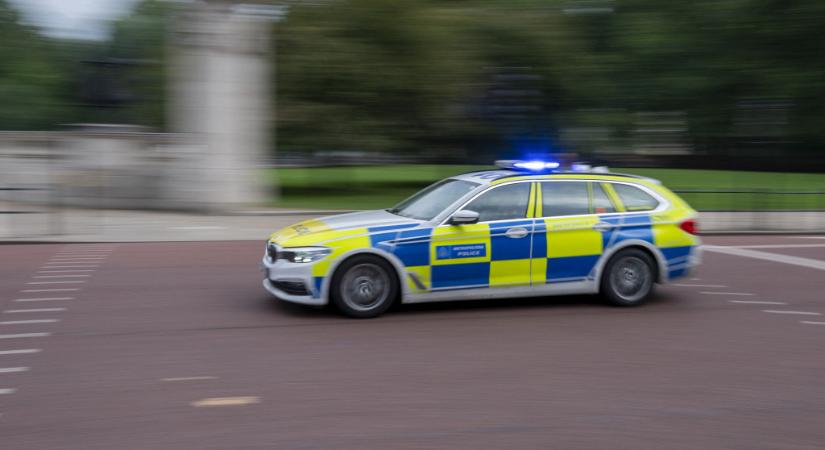 Szerszámíjas támadót lőttek agyon a rendőrök Londonban