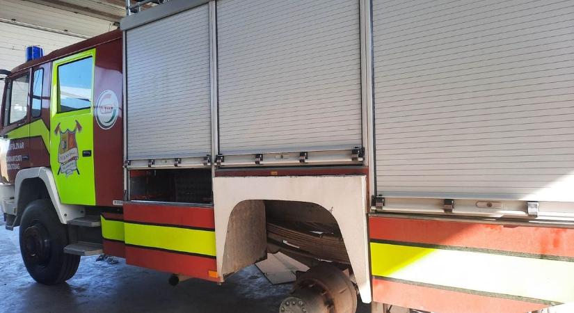 Megesett, hogy mindkét tűzoltóautójuk elromlott – óriási szükség lenne a segítségre Tiszaföldváron