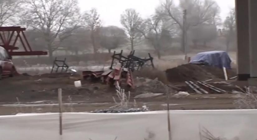 Építőmunkásokat szállító furgon zuhant le egy hídról