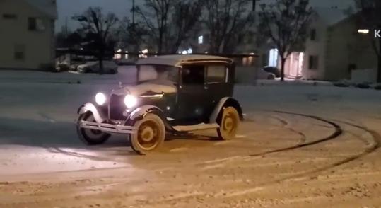 Közel 100 éves autójával driftelgetett a hóban a tulajdonosa – videó