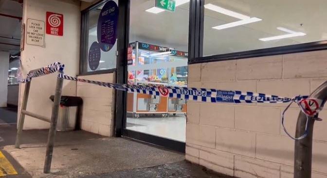 Egy pláza mozgólépcsőjén, a vásárlók szeme láttára szúrtak le egy férfit Ausztráliában