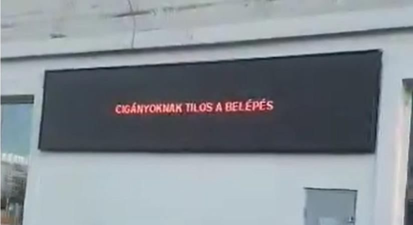 „Cigányoknak tilos a belépés” – jelent meg az üzenet a kecskeméti italdiszkont LED-paneljén