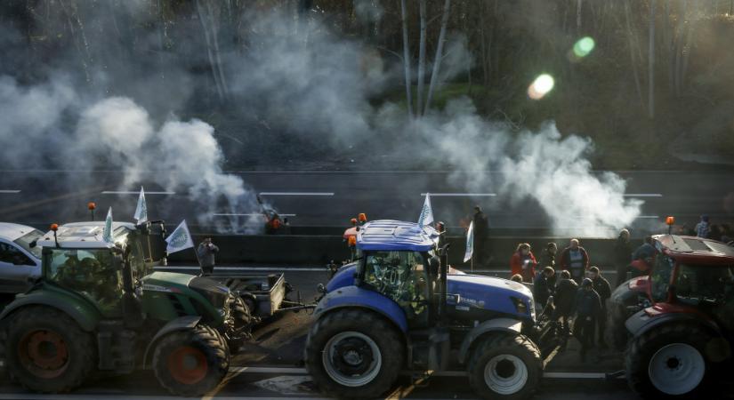 Megbénították Franciaországot a Macron és Brüsszel ellen tüntető gazdák