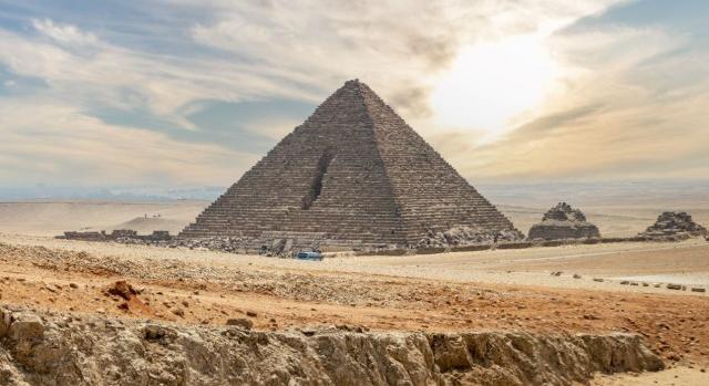 Óriási felháborodást váltott ki a gízai piramis felújítása – videó