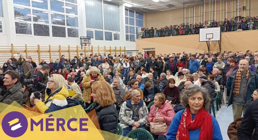 Elüldözték Sóskút polgármesterét és a cég képviselőit az akkumulátorfeldolgozó ellen tiltakozók a lakossági fórumról