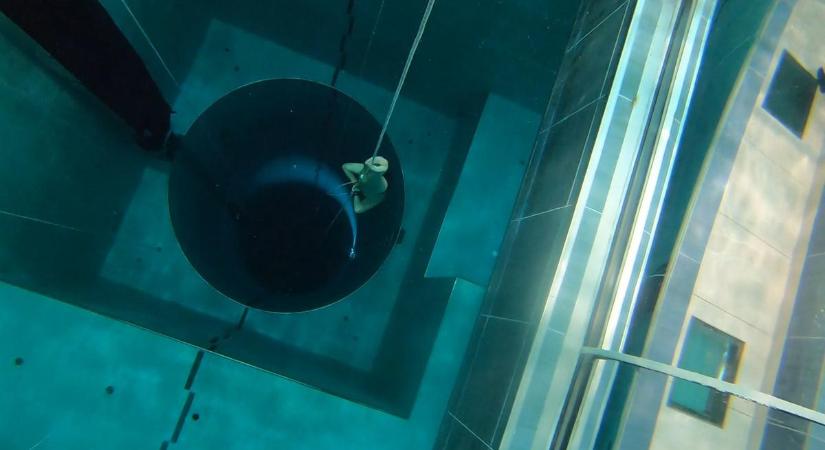 Hatszor merült le a 42 méter mély termálmedencébe a magyar rekorder búvár