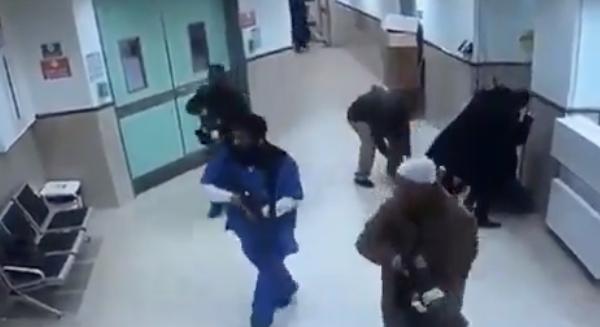 Nőnek, orvosnak és sérültnek álcázott kommandósok rontottak a terroristákra – videó!
