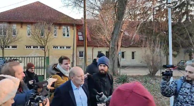 Akkora felháborodás fogadta a polgármestert a sóskúti akkugyár tervei miatt, hogy rendőrautóval kellett kimenekíteni