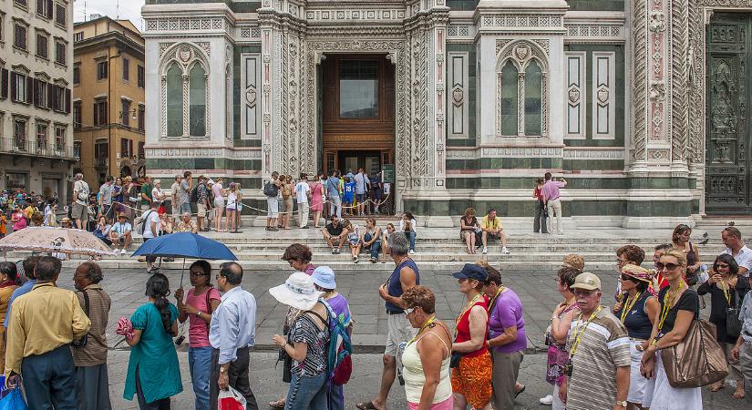 Kitört a botrány: örömlánnyá vált az olasz város a turisták áradata miatt
