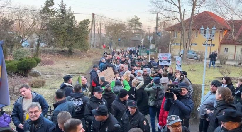 Sóskúti akkuügy: a civil aktivista szerint bűzlik a dolog, színjáték volt a közmeghallgatás