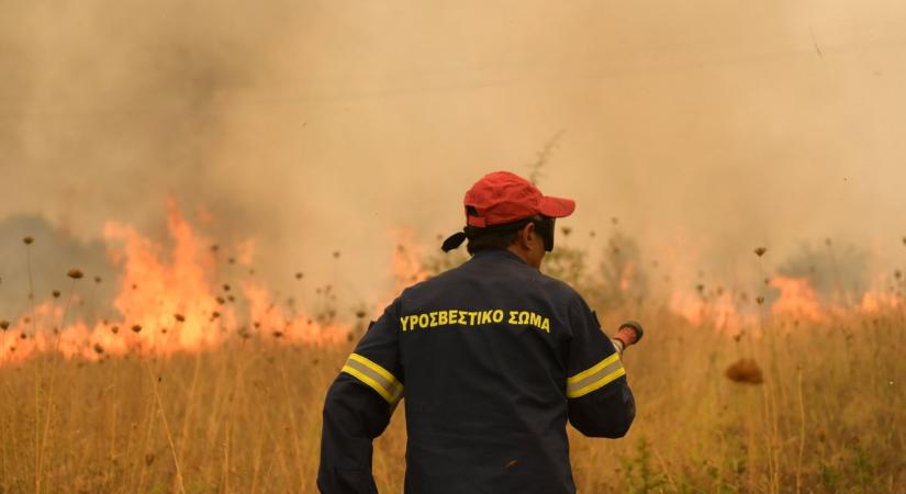 Erdőtűz miatt evakuáltak több települést