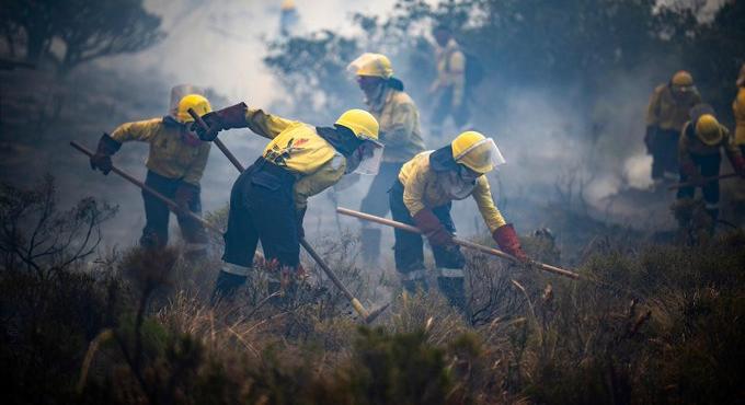 Óriási erdőtüzek tombolnak Dél-Afrikában, már egész településeket evakuálnak