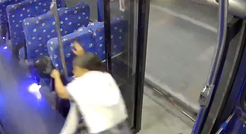 Elindult a busz, nézni is borzalmas, mi történt a rosszkor rossz helyen álló utassal - videó