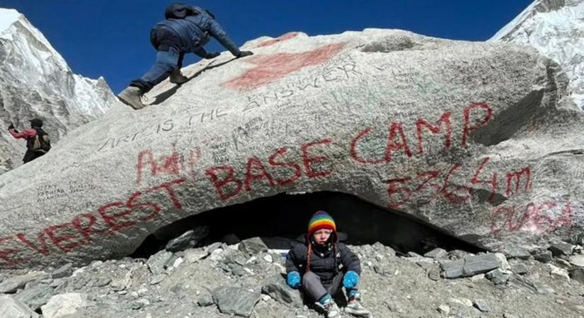 Botrány: 2 éves kisfiút vittek fel a szülei a Mount Everestre