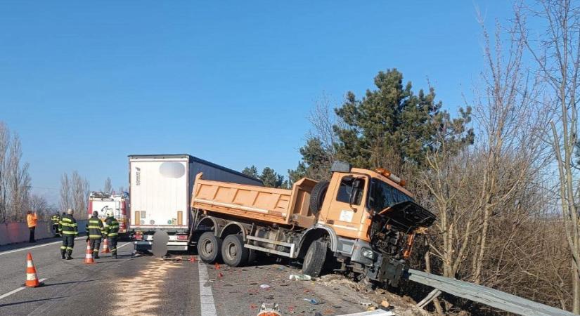 Karbantartók kocsijába hajtott egy kamion Nagyszombatnál, egy ember meghalt