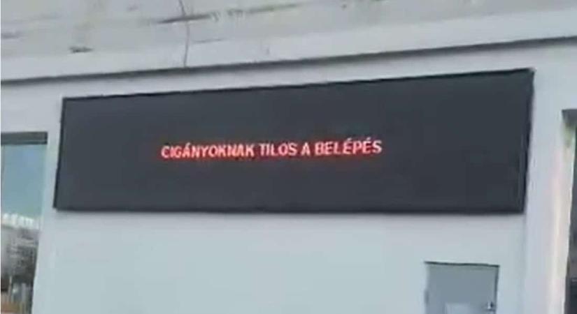 „Cigányoknak tilos a belépés” – Ez jelent meg az üzenet a kecskeméti italdiszkont LED-paneljén