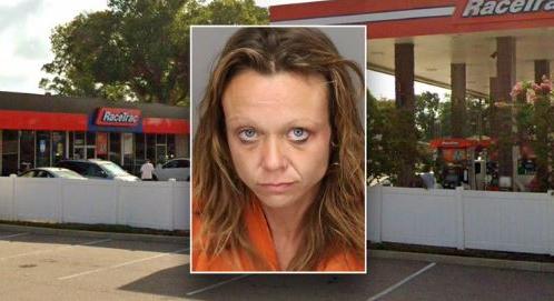 Meztelenül, egy késsel támadt a benzinkutasra egy nő Floridában