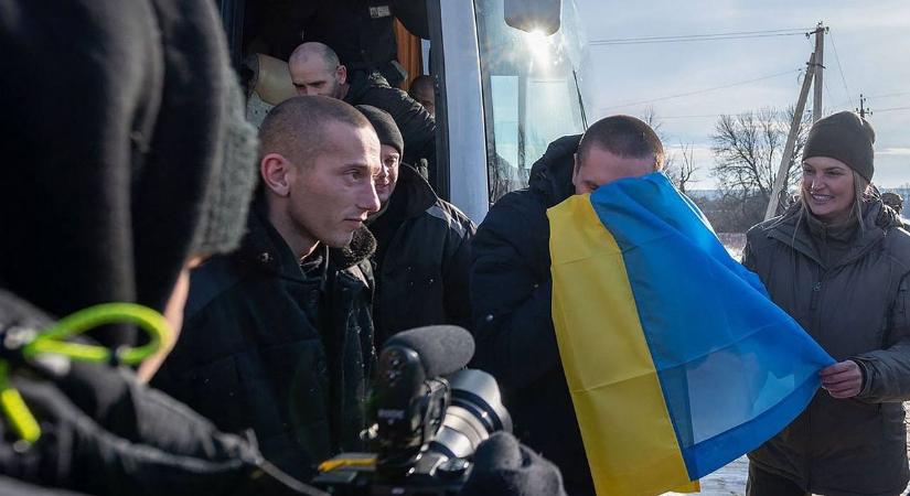 Több száz ukrán térhetett haza az oroszok fogságából