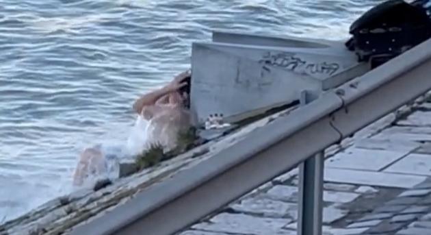 A Gellért fürdő kifolyójában pancsolt egy szemérmetlen flótás - videón a Duna-parti termál lubickolás