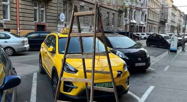 Eljárás indul a taxis ellen, aki kisajátított egy parkolóhelyet Erzsébetvárosban