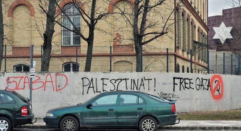 Antiszemita felirat a Sorsok Háza kerítésén
