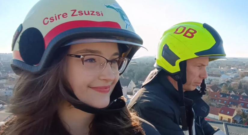 Régi vágya teljesült a két szívátültetésen átesett debreceni lánynak: Csire Zsuzsi önkéntes tűzoltó lett