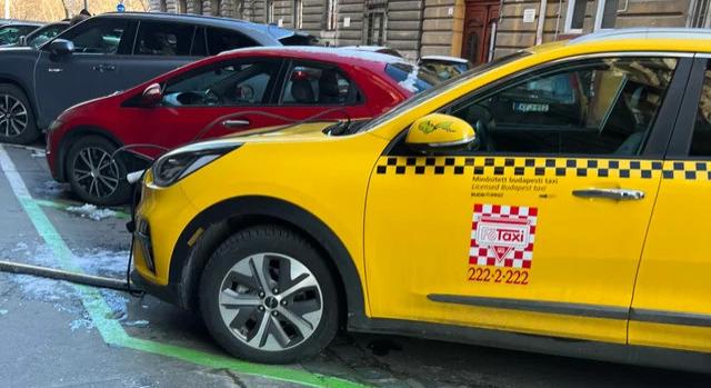 Eljárás indul a taxis ellen, aki kisajátított és átalakított magának egy parkolót Erzsébetvárosban