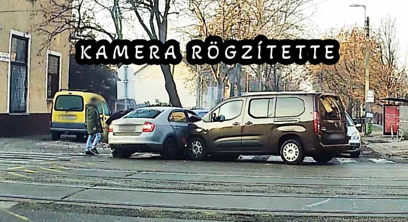 A jobbról érkező jármű belerohant az elsőbbséget nem adó Skodába – VIDEÓ